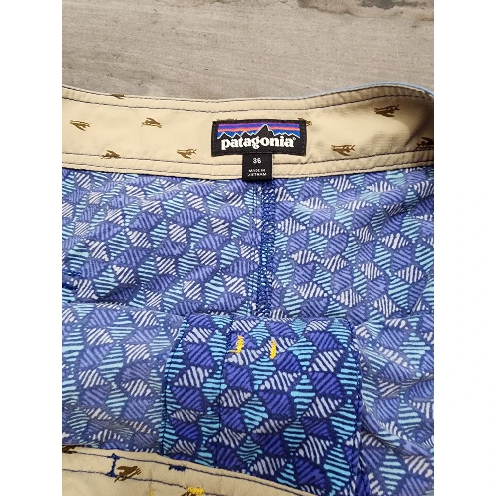 Patagonia Shorts Mens 36 Blue Scallop Hem Wavefarer Board shorts Geometric Beach